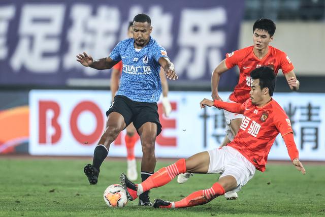 中国篮球的坎坷之路：从王治郅到姚明的悲剧